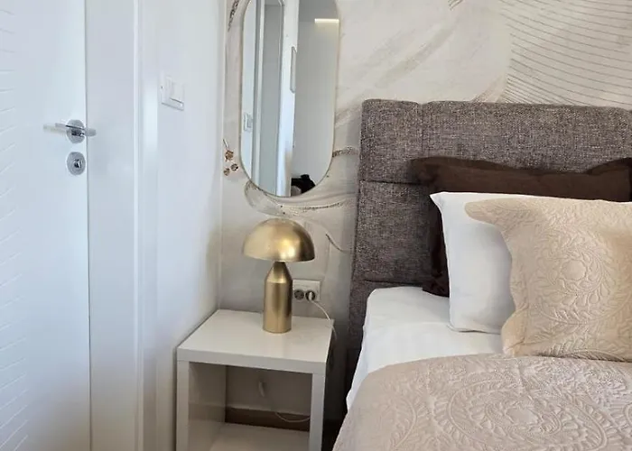 Skynight Bed & Breakfast 4*