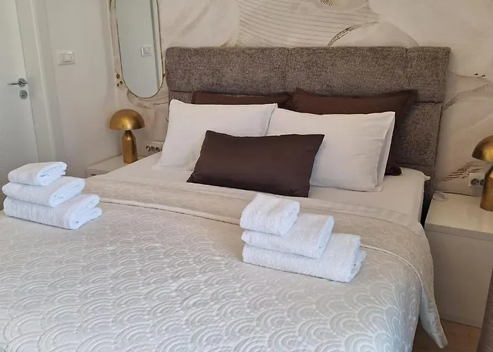 Skynight לינה וארוחת בוקר 4*