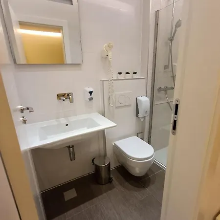 Skynight Bed & Breakfast 4*